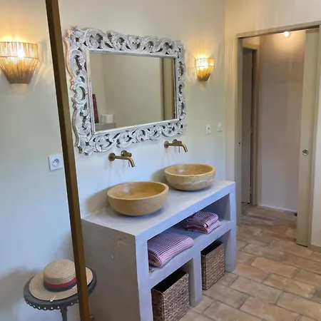 Holiday home Maison De Charme Avec Jardin - Centre Village, Pont Du Gard 5 Min, Uzes Vers Pont du Gard